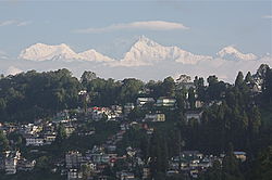 Pemandangan kota Darjeeling dilatarkan gunung Kanchenjunga