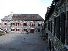 Entrepôts et magasin à poudre, baraquements des soldats.