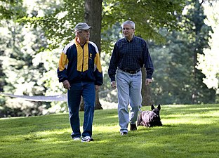 2007年7月21日小布什與幕僚及狗隻在大衛營交談