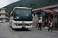 駅前に停車する列車代行バス