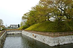 本丸跡の土塁と水堀