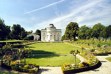 バガテル庭園 (fr) 内のバガテル城 (fr)。同庭園ないし同城は、貴族やブルジョワらのパヴィヨンないしヴィラを意味合いするフォリ (Folie)[3]と括られる。バガテル庭園ないし城は購入したアルトワ伯爵の名をとって"ラ・フォリー・ダルトワ (La Folie d'Artois)"と呼ばれた。