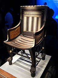 Fauteuil de Toutânkhamon ; 1336-1326 av. J.-C. ; bois, ébène, ivoire et feuille d'or ; hauteur : 71 cm ; Exposition du trésor de Toutânkhamon à Paris (2019).