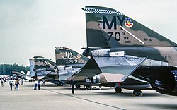 Amerikai F–4E repülőgépek „lécezett” magassági kormányai, 1982-ben az Andrews AFB-n. Észrehevetőek a kinyitott fékezőernyő-kúpok is, valamint az oldalkormányok mellső ballasztjai is