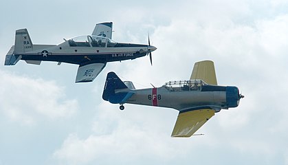 'n Oorspronklike T-6 Texan vliegtuig (geverf in VS Vlootkleure), regs, met die nuwer T-6 Texan II, links, by die Randolph Lugmagbasis in Texas, 2007