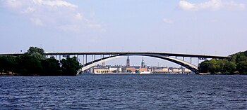 Västerbron öppnades för trafik den 20 november 1935. Båda fotografier är tagna från Lilla Essingen, den till vänster av Gustaf W. Cronquist 1934 på autochromfilm, när bron nästan är fullbordad och fortfarande lyser rött av rostskyddsfärgen. Fotot till höger är från 2006.