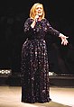 Adeleé uma cantora, compositora britânica.