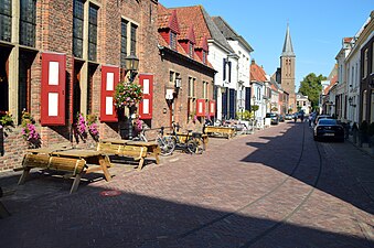 Gasthuisstraat met links de Waag en op de achtergrond de Gasthuiskerk