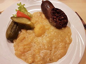 Griefenwurst mit saurem Kartoffelgemüse