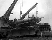 砲身交換を行うアメリカ海兵隊のM107。1968年。