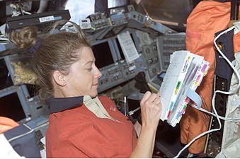 Sur le pont de vol de la navette Atlantis durant la mission STS-112 (2002)