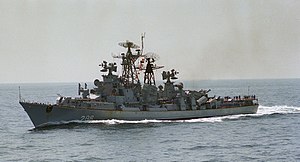 Jagaren Sderzjannyj fotograferad från det amerikanska hangarfartyget USS Coral Sea, mars 1980.