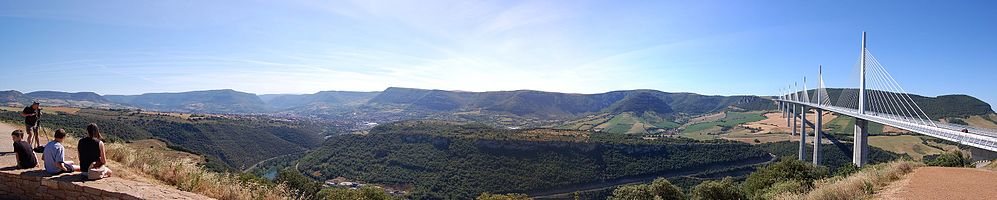 Panorama van de omgeving met rechts het viaduct, in de verte het plaatsje Millau.