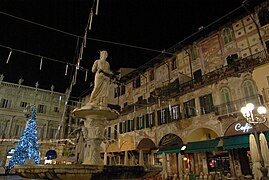 La Piazza delle Erbe en Navidad: fontana Madonna Verona, fondo Palazzo Maffei (Verona), a la derecha Casa Mazzanti.