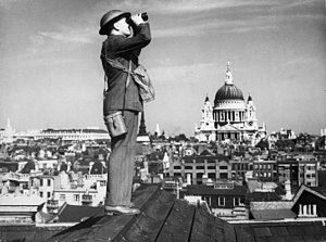 Et medlem af luftmeldekorpset observerer himlen over London