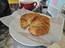 Croissant, tipe franca frandaĵo el dolĉa foliigita pasto