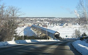 Vue générale du pont sous la neige depuis Somerville.