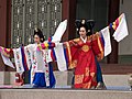 Танцовщицы, одетые в вонсам и исполняющие корейский танец Тхэпхёнму.