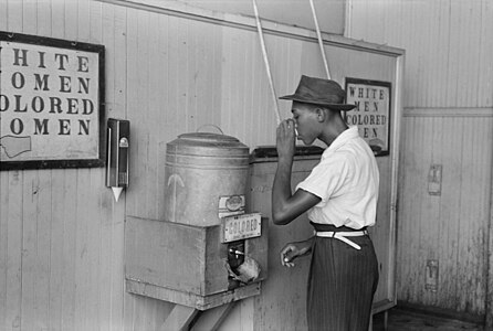 Wani baƙar fata ya sha ruwa daga ruwan sha mai "launuka" a cikin garin Oklahoma (1939)