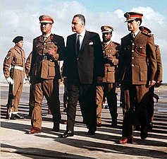 Koronal Naser e kreiz ha koronal Kadhafi a-zehoù en aerborzh Tripoli e 1969.