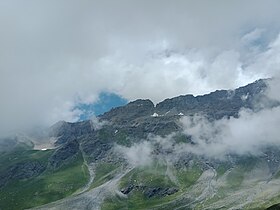 Vue de l'adret du sommet depuisle Plan des Cavales au sud.