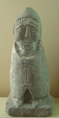 Statuette en calcaire représentant Télesphore, découverte à Moulézan (Gard) en 1884. Musée de Nîmes.