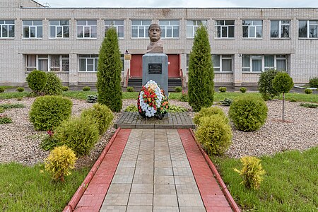 Monumento en la aldea de Tolbukhino, Óblast de Yaroslav, erigido frente a una escuela que lleva su nombre.