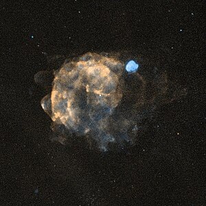 Aufnahme des durch die Vela-Supernova entstandenen Pulsars (punktförmig weiß, mittig) und des ihn umgebenden Nebels im Röntgenbereich mithilfe des Satellitenobservatoriums ROSAT. Die darin scheinbar überlagerte, jüngere Supernova Puppis A zeichnet sich rechts oben hellblau ab.