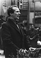 Erich Honecker realitzant un discurs el 12 de novembre de 1950 en el Consell Central de la FDJ amb la presència de les organitzacions juvenils de Polonia (ZMP) i Txecoslovàquia (CSM).