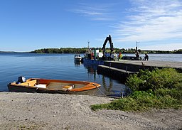 Lindby brygga, med Björkö i bakgrunden.