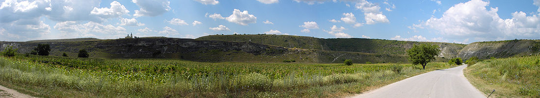 Panorama van die museumkompleks Ou Orhei, ’n reeks historiese monumente en natuurlike landskappe, wat bekend is vir sy grotkloosters.