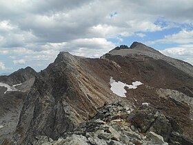 Vue du pic Camboue (légèrement à gauche) depuis le pic Saint-Saud ; en arrière plan à droite, la crête nord-ouest menant au pic des Gourgs-Blancs.