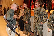 展示品として保管されていたトミーガンの説明を受ける米海兵隊員（2009年）