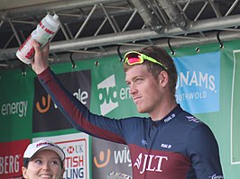 Renner Alistair Slanter op het podium van de Ronde van Groot-Brittannië 2017.