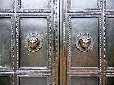 Dettaglio porta in bronzo