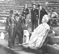 Taŭrludisto Bombita (maldekstre) kun amikoj vizitantaj la teatron en 1913.