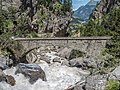 Pont routier de Chluse sur la rivière Kander, à la fin de la vallée en amont de Kandersteg (village un peu visible au loin).