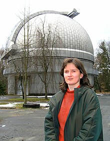 Lenka Kotková antaŭ la Observatorio Ondřejov