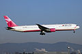 披上乳癌研究基金會宣傳塗裝的波音767-400ER