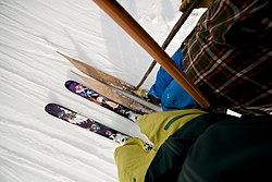Ny og gammel ski i skiheis