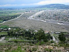 Osmaniyen kaupunki ja ympäröivää maaseutua jokiuoman toisella puolella.