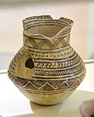 Jar bi şêweyên cihêreng ên geometrîkî hatine xemilandin; 4900–4300 BZ; kevirî; ji aliyê çanda Halaf; Muzexaneya Şaristaniya Hewlêrê, Hewlêr, Başûrê Kurdistanê.