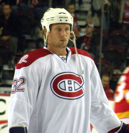 Photographie de Travis Moen avec le maillot des canadiens de Montréal