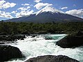 Der Vulkan Osorno und die Petrohué-Wasserfälle im Nationalpark Vicente Pérez Rosales