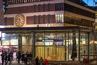 Hörnet Klarabergsgatan / Drottninggatan med nedgången till T-centralen i förgrunden.