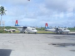 CASA C-212 Aviocar og Harbin Y-12 fra Air Kiribati på Bonriki internasjonale lufthavn.
