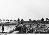 Tankwagens op pontonbrug, 11 mei 1940