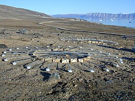 Ydinkokeiden kieltojärjestön (CTBTO, Comprehensive Nuclear-Test-Ban-Treaty Organization) kansainvälisen valvontajärjestelmän (IMS) mittausasema IS18:n infraäänien sensoriverkkoa, Qaanaaq, Grönlanti.