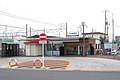 駅名看板変更前の駅舎と駅前広場（2007年2月）