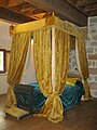 State woman bed in donjon.
